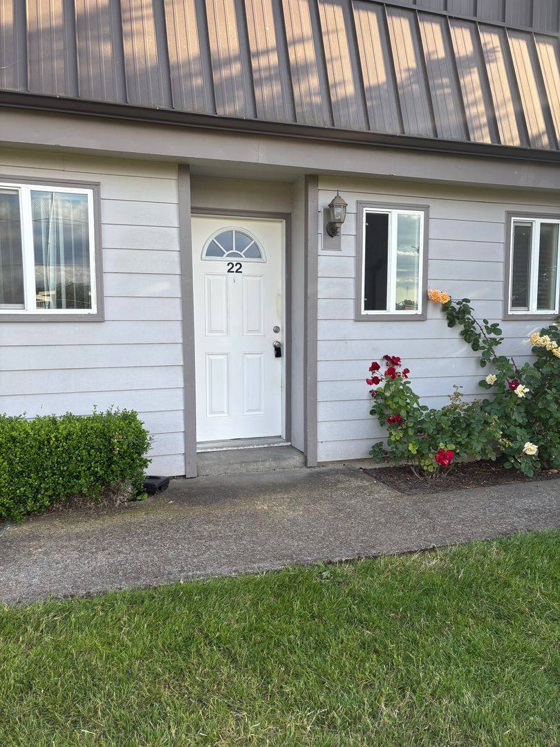 Townhouse for rent at 606 E Ninth St, Newberg, OR 97132