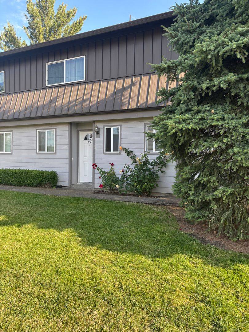 Townhouse for rent at 606 E Ninth St, Newberg, OR 97132