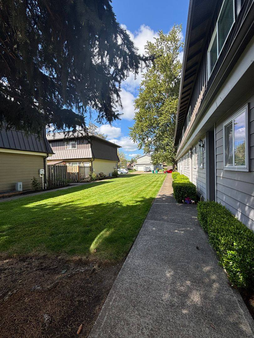 Townhouse for rent at 606 E Ninth St, Newberg, OR 97132