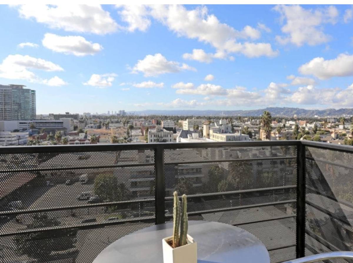 Apartment for rent at 535 S Kingsley Dr, Los Angeles, CA 90020