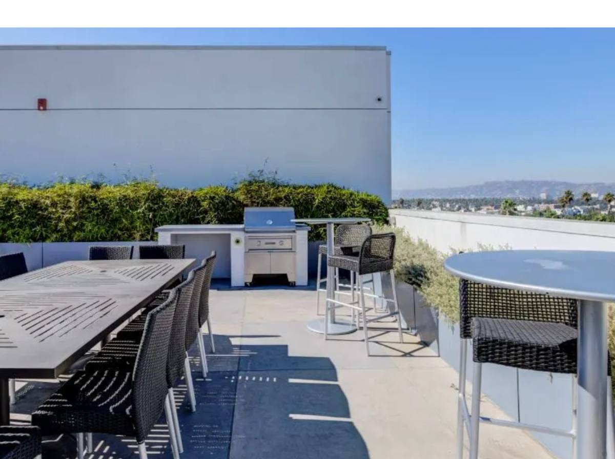 Apartment for rent at 535 S Kingsley Dr, Los Angeles, CA 90020