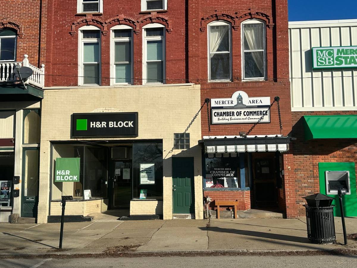 Apartment for rent at 141 N Diamond St, Mercer, PA 16137