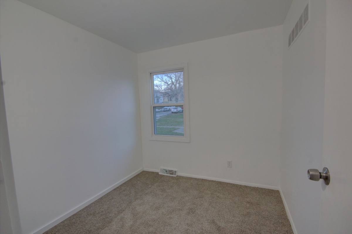 Apartment for rent at 1105 Tremont Ave, Davenport, IA 52803