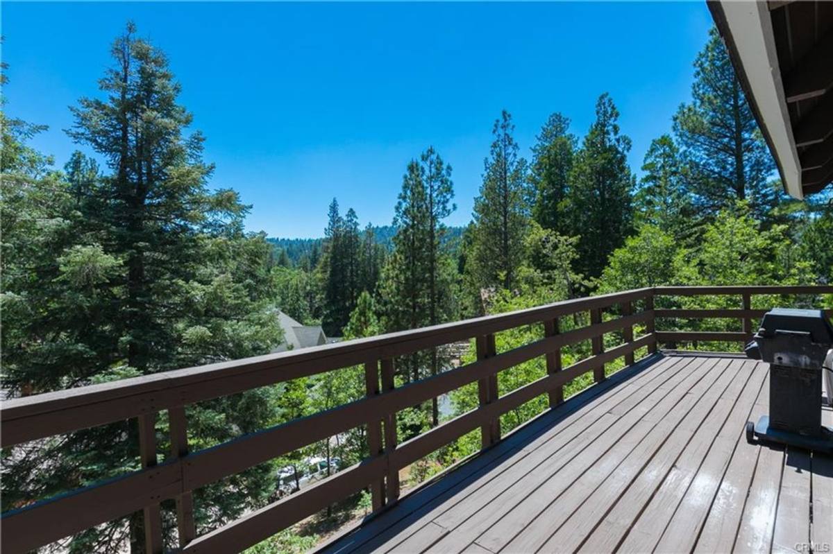 House for rent at 676 Grass Valley Rd, Lake Arrowhead, CA 92352