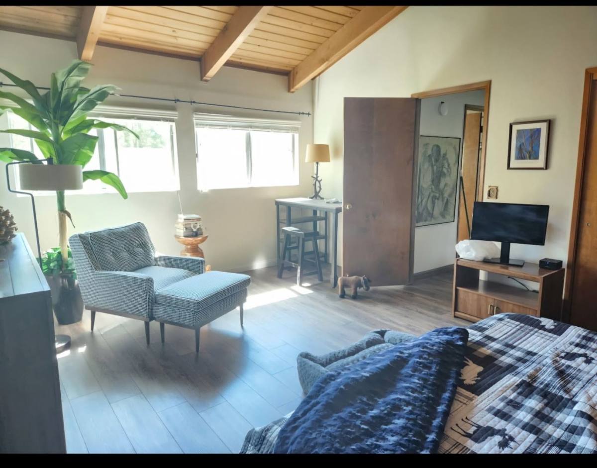 House for rent at 676 Grass Valley Rd, Lake Arrowhead, CA 92352