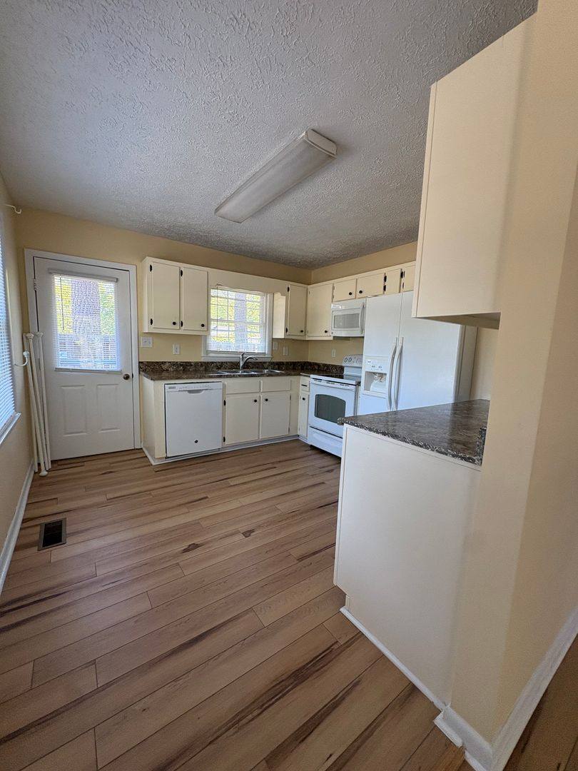 Apartment for rent at 11200 Southgates A Dr, Laurinburg, NC 28352