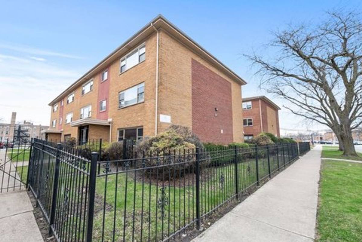 Apartment for rent at 11110-11118 S Homewood Ave, Chicago, IL 60643