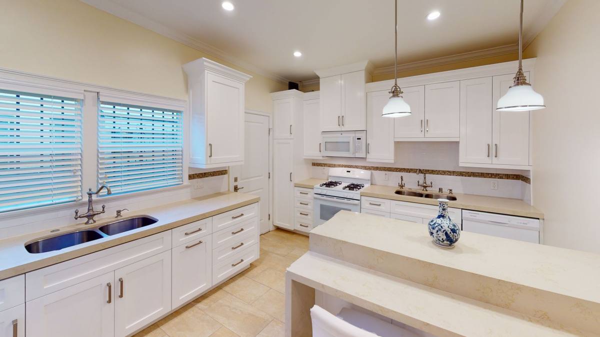 Apartment for rent at 424-426 1 2 N Alta Vista Blvd, Los Angeles, CA 90036