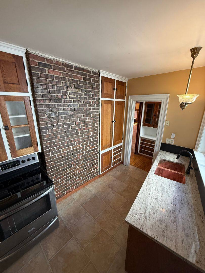 Apartment for rent at 663 17th St, Des Moines, IA 50314