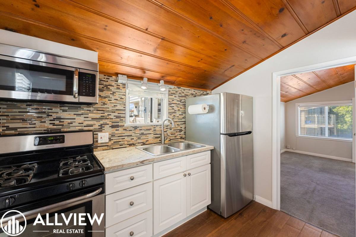 Apartment for rent at 926 W Balboa Blvd, Newport Beach, CA 92661