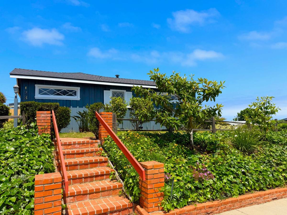 House for rent at 1284 Alexandria Dr, San Diego, CA 92107