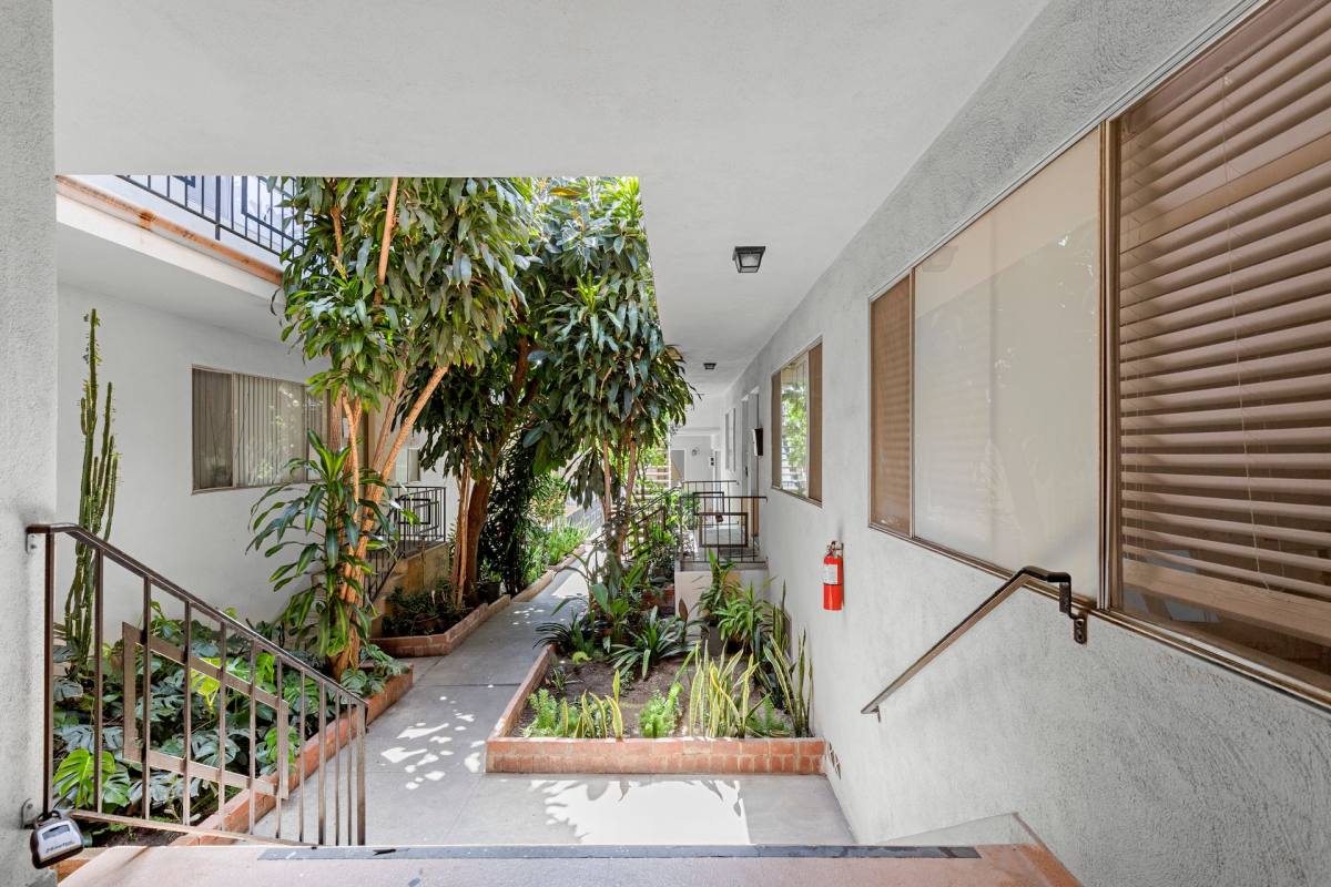 Apartment for rent at 501 S Kingsley Dr, Los Angeles, CA 90020
