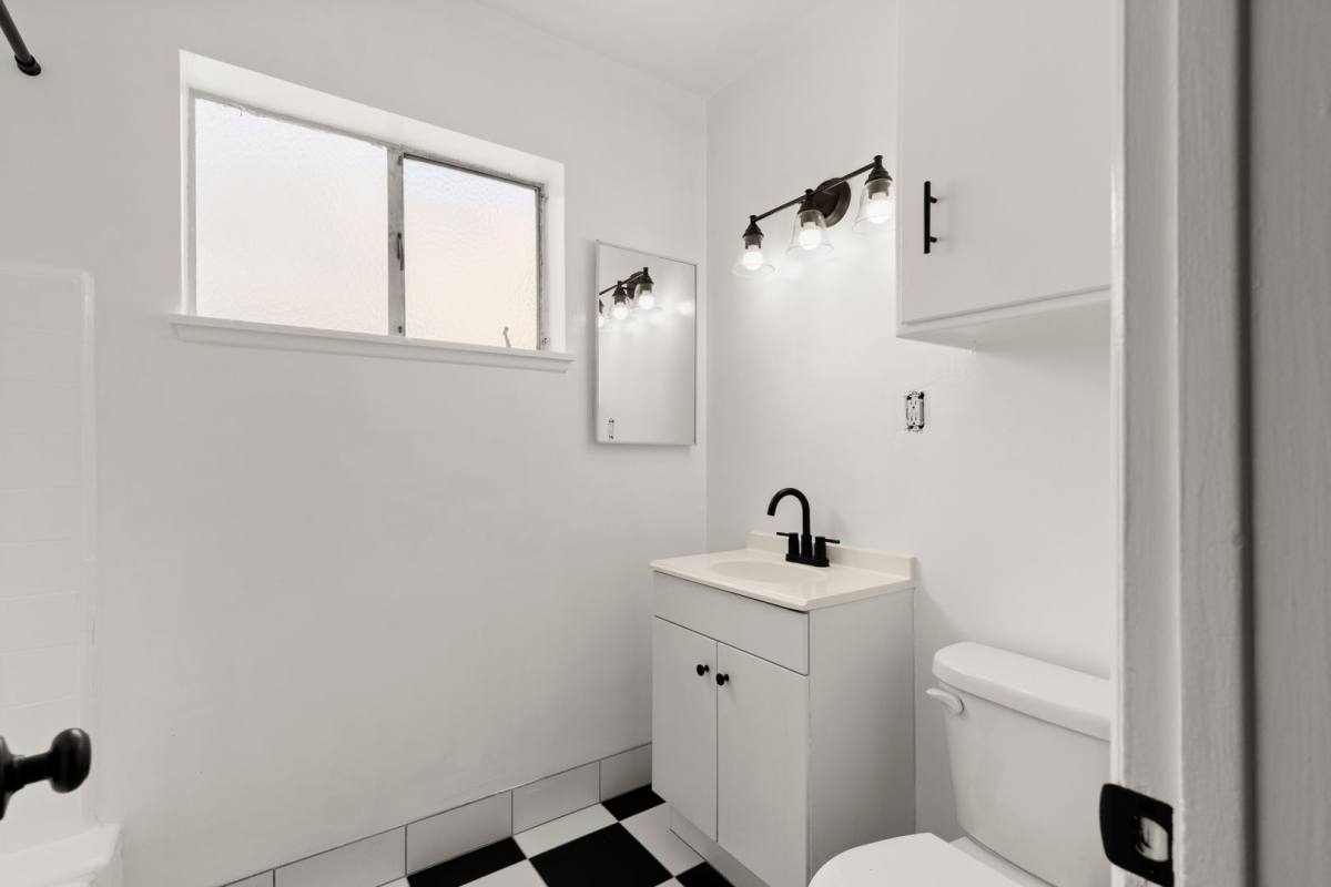 Apartment for rent at 501 S Kingsley Dr, Los Angeles, CA 90020