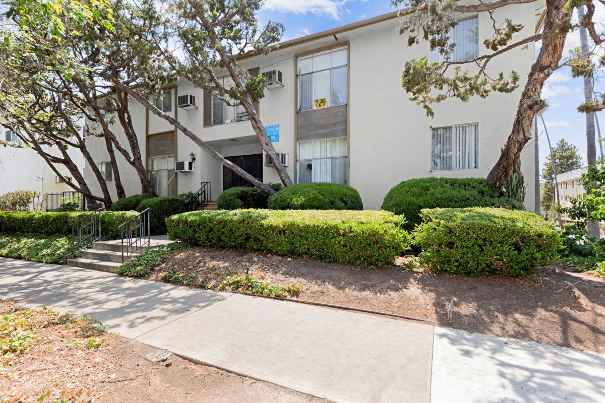 Apartment for rent at 501 S Kingsley Dr, Los Angeles, CA 90020