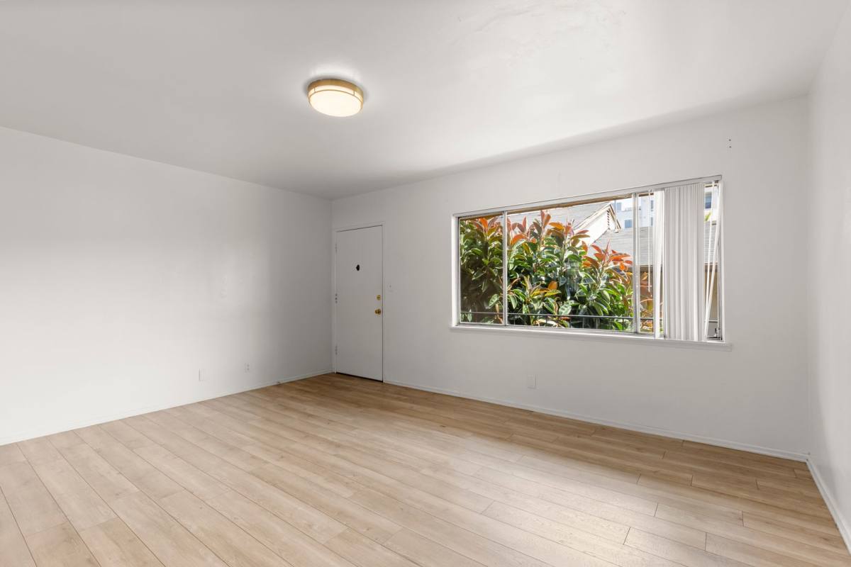 Apartment for rent at 501 S Kingsley Dr, Los Angeles, CA 90020