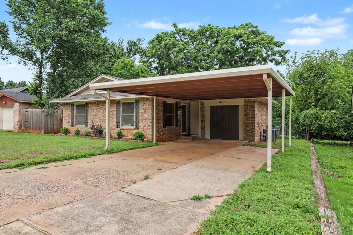 House for rent at 1715 Edgewood Dr, Edmond, OK 73013
