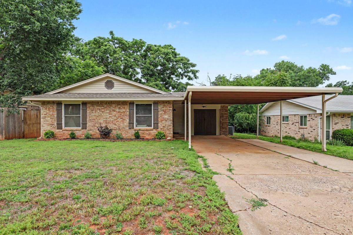 House for rent at 1715 Edgewood Dr, Edmond, OK 73013
