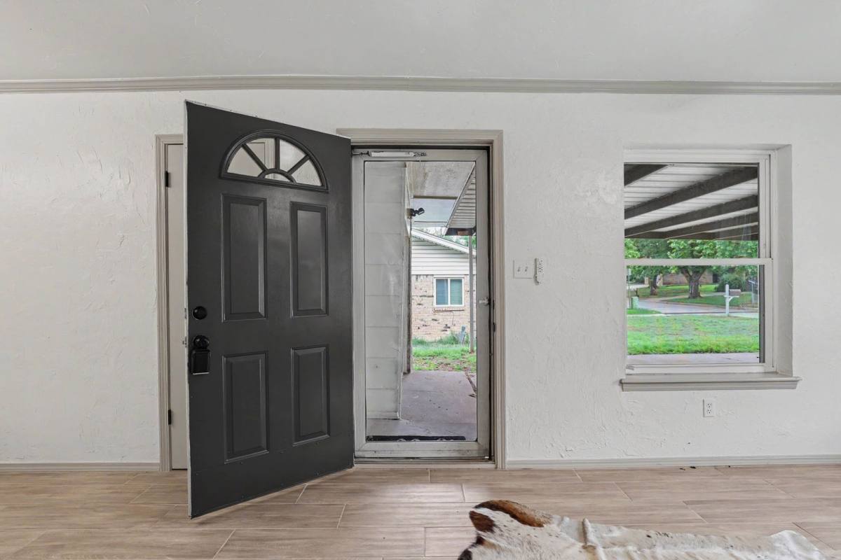 House for rent at 1715 Edgewood Dr, Edmond, OK 73013