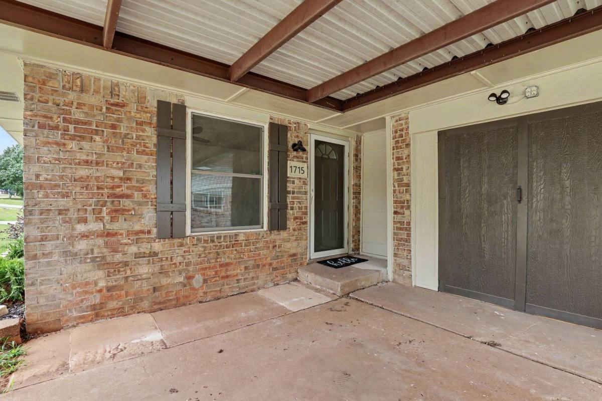 House for rent at 1715 Edgewood Dr, Edmond, OK 73013