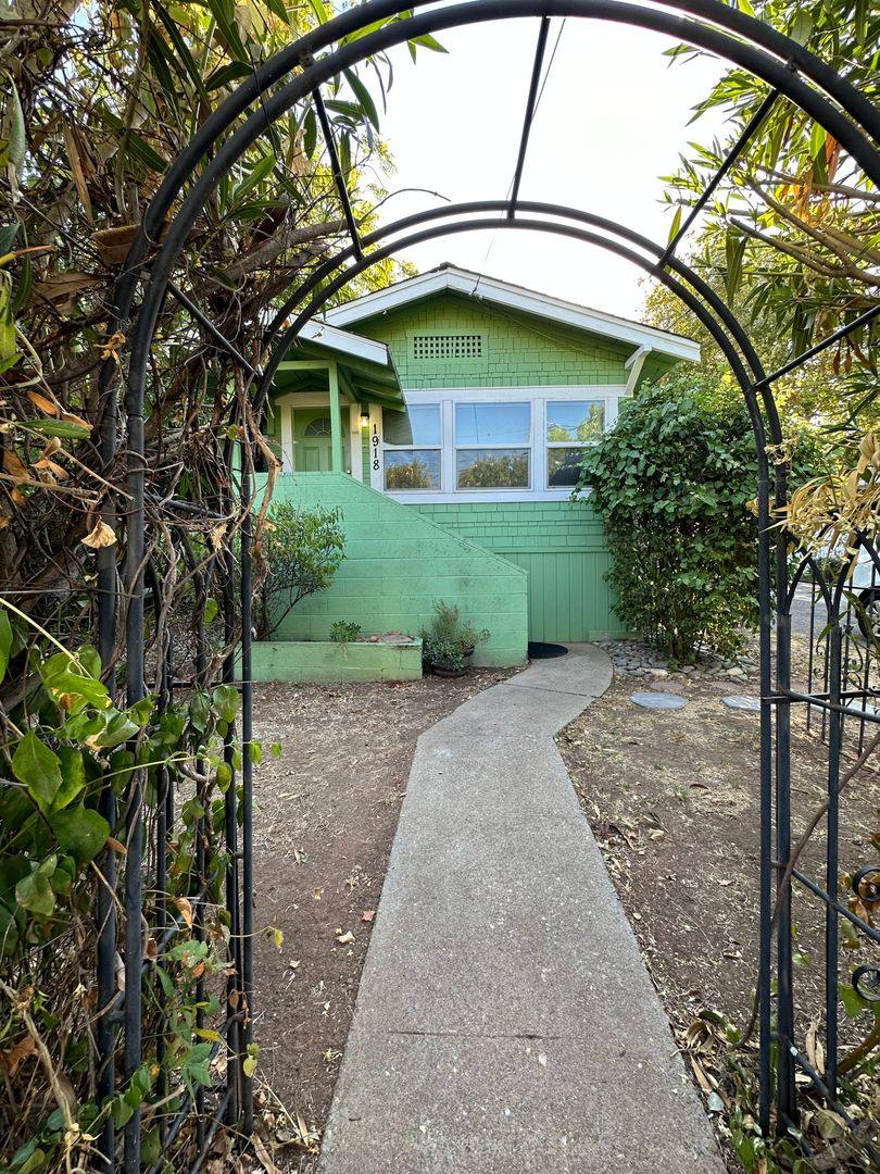 Apartment for rent at 1918-1920 Chestnut St, Redding, CA 96001