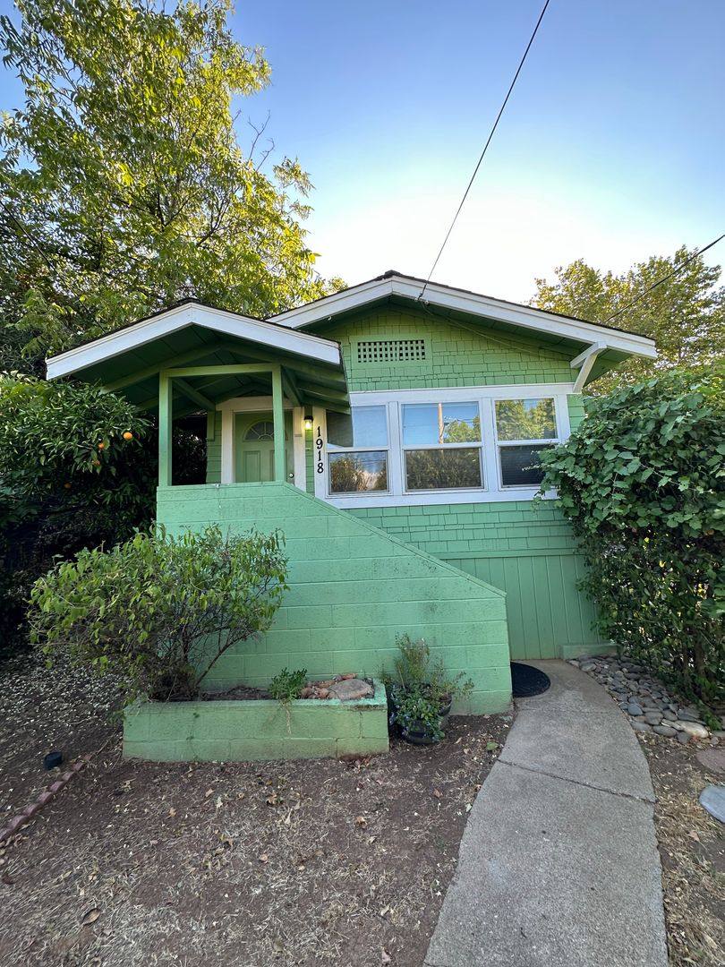 Apartment for rent at 1918-1920 Chestnut St, Redding, CA 96001