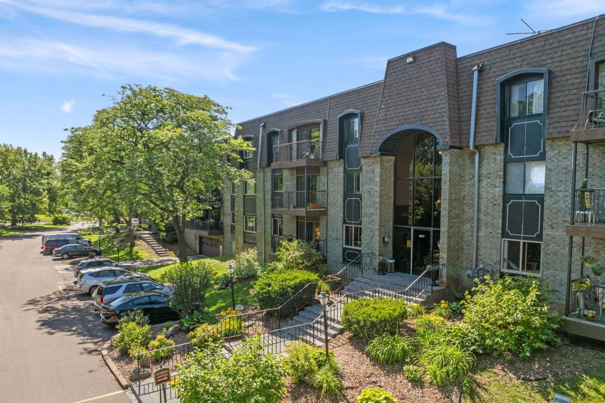 Apartment for rent at 1945 Oakdale Ave, Saint Paul, MN 55118