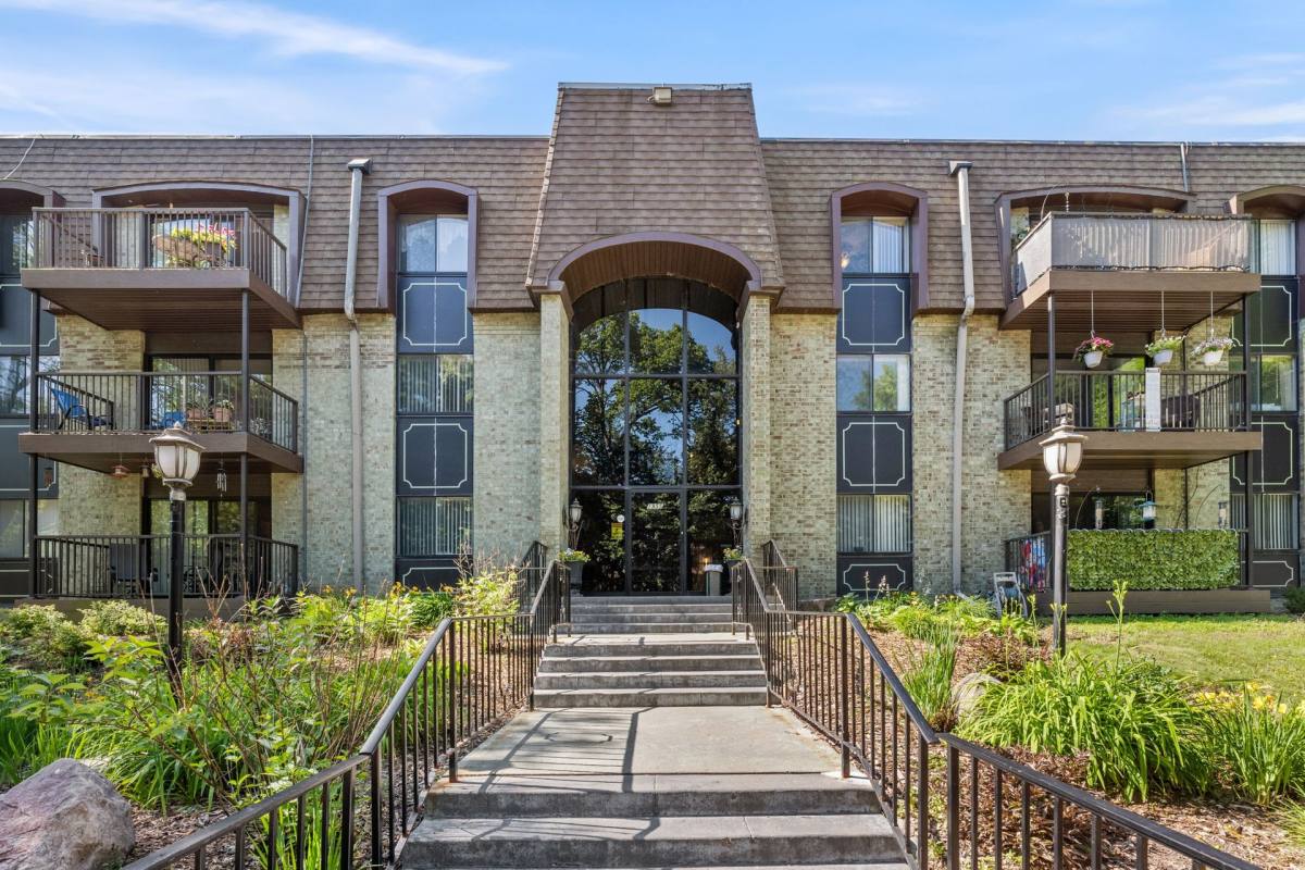 Apartment for rent at 1945 Oakdale Ave, Saint Paul, MN 55118