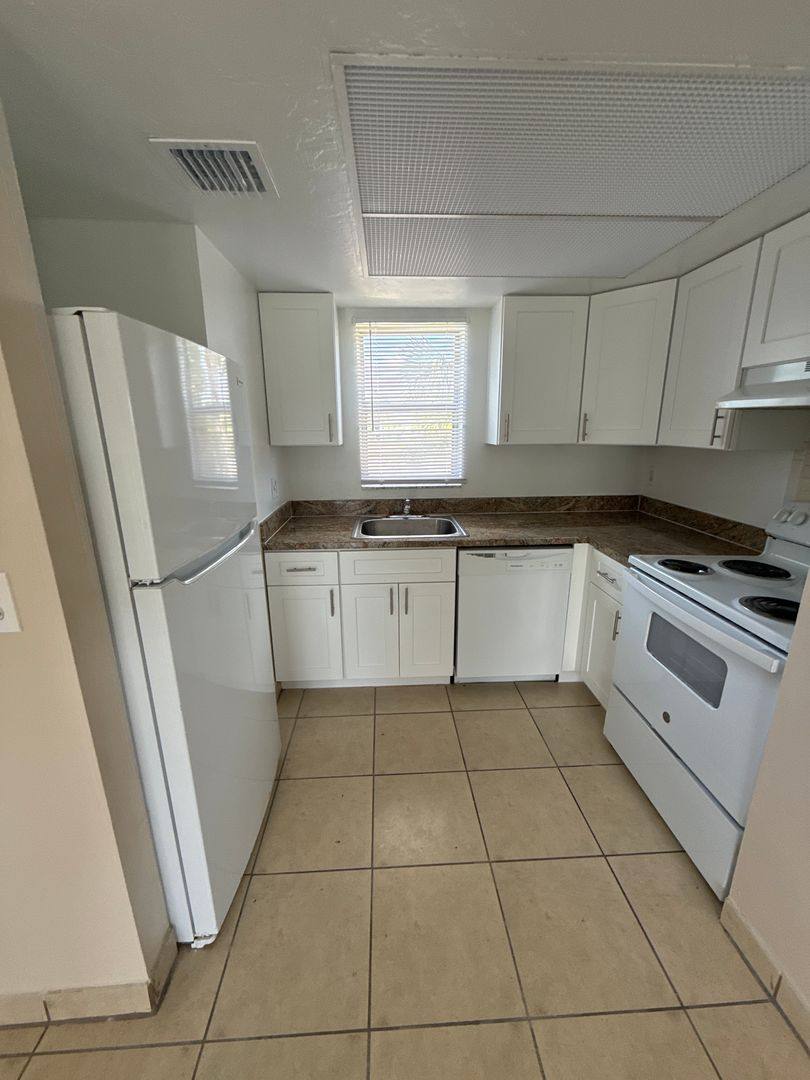 Apartment for rent at 3011-3027 Broadway, Fort Myers, FL 33901
