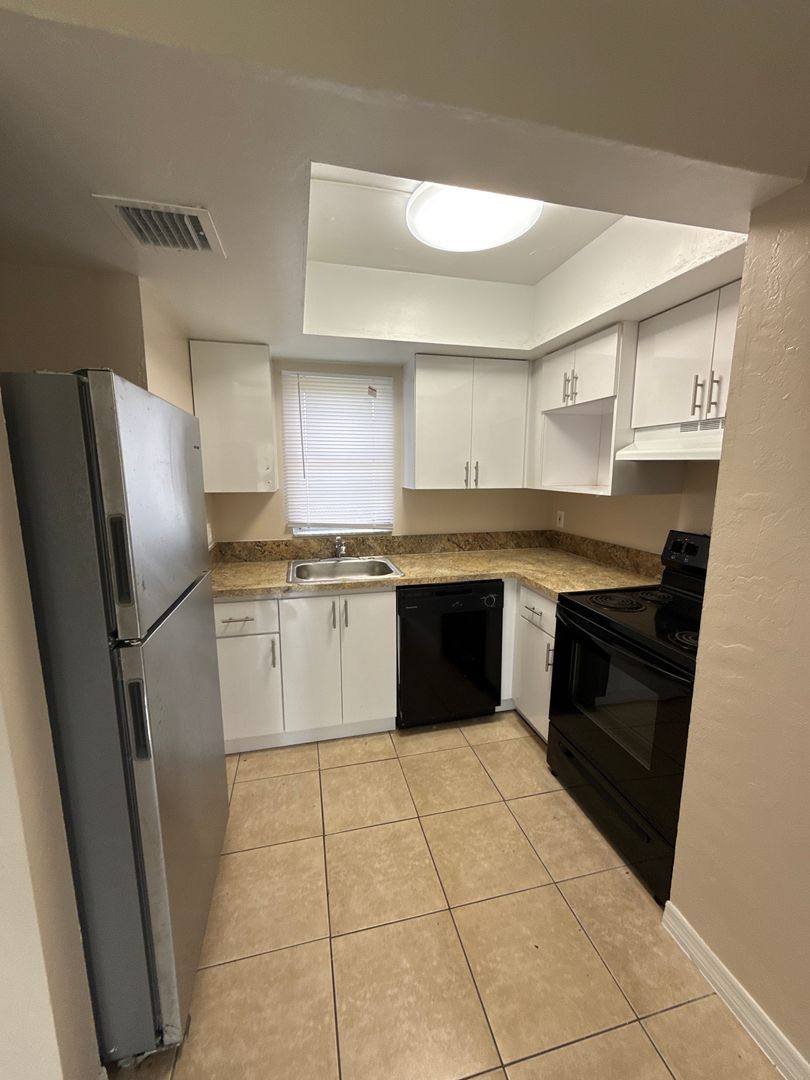 Apartment for rent at 3011-3027 Broadway, Fort Myers, FL 33901