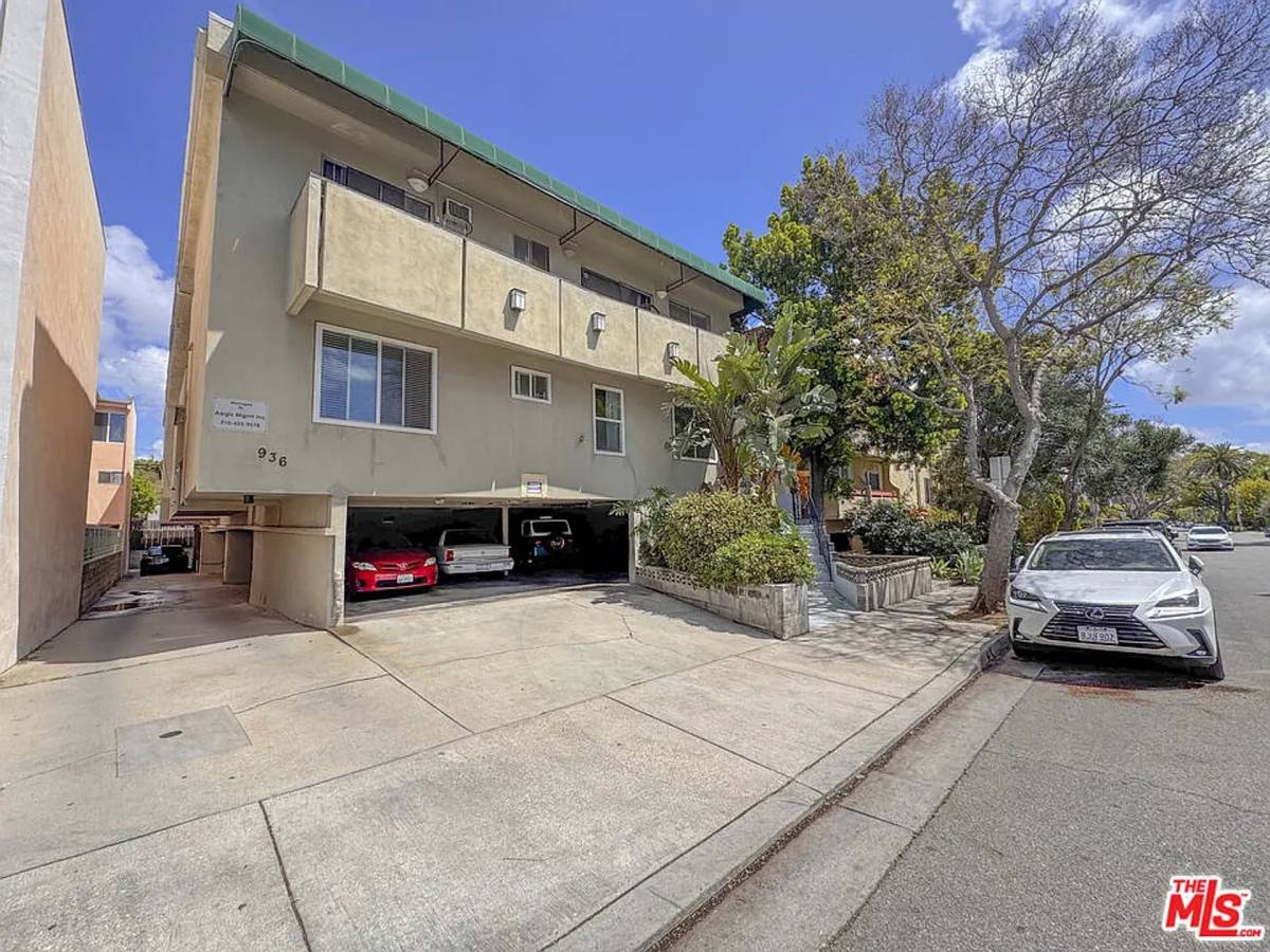Apartment for rent at 936 N Orange Grove Ave, Los Angeles, CA 90046
