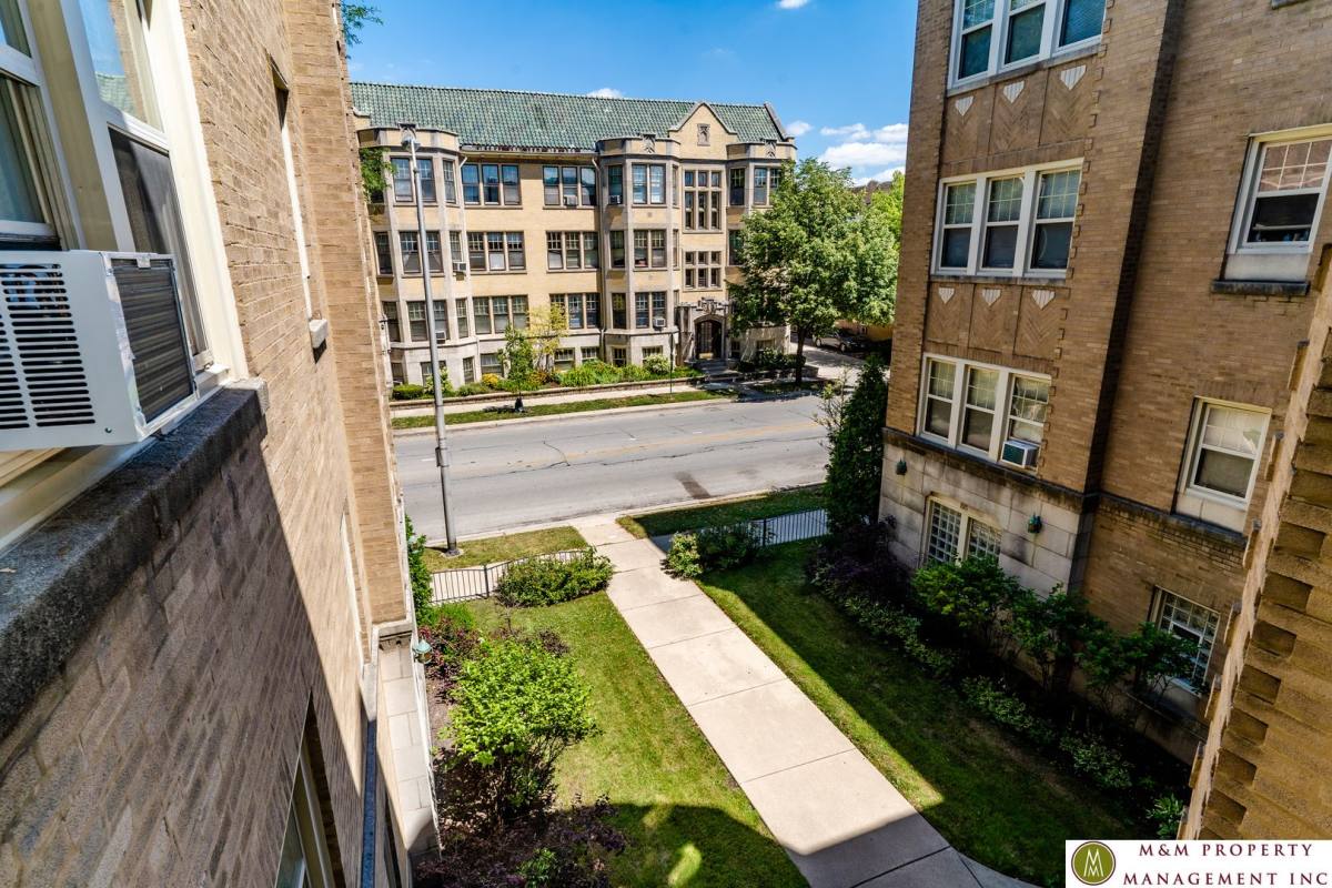 Apartment for rent at 1035 Washington Blvd, Oak Park, IL 60302