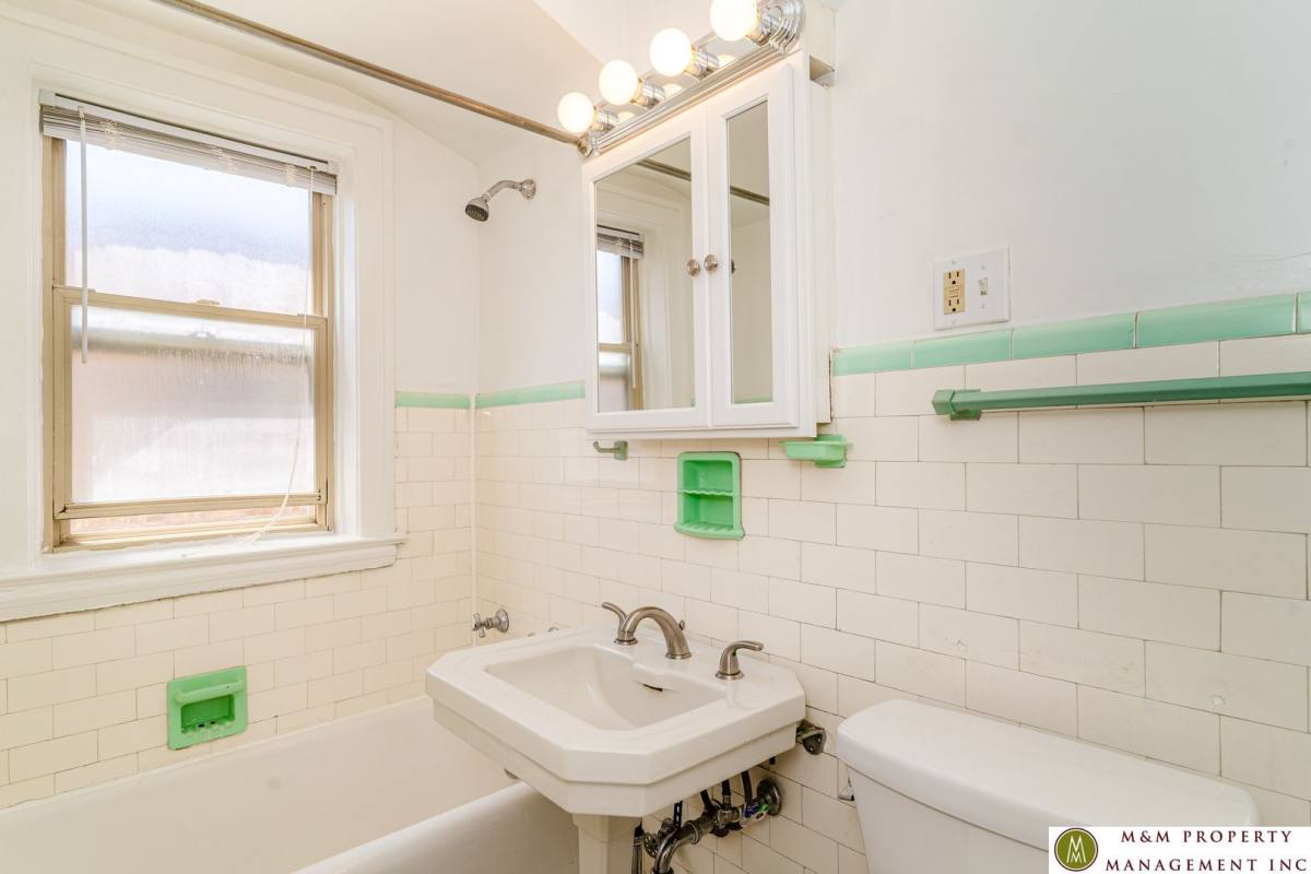 Apartment for rent at 1035 Washington Blvd, Oak Park, IL 60302