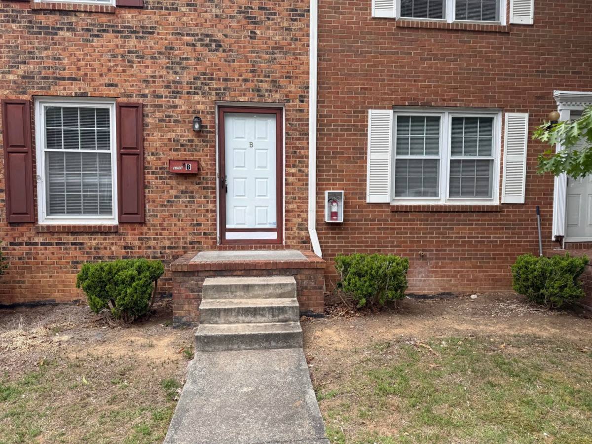 Townhouse for rent at 4704 Lawndale Dr, Greensboro, NC 27455