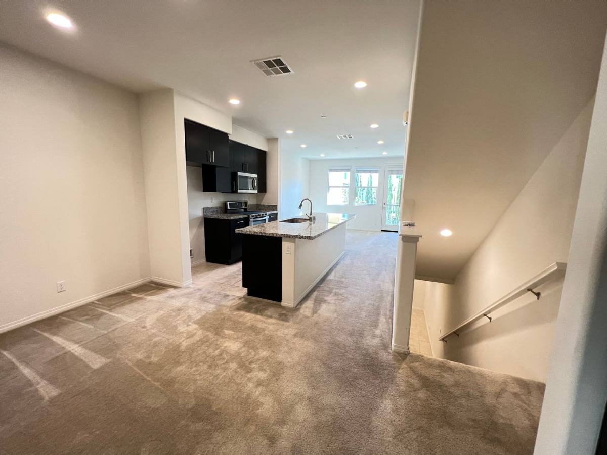Townhouse for rent at 938 E Weaver Lane, Anaheim, CA 92802