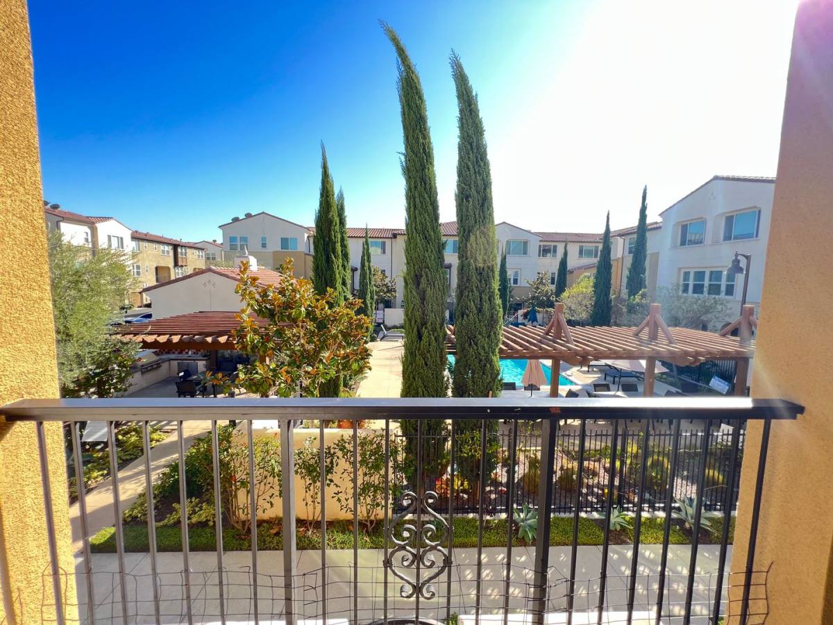 Townhouse for rent at 938 E Weaver Lane, Anaheim, CA 92802