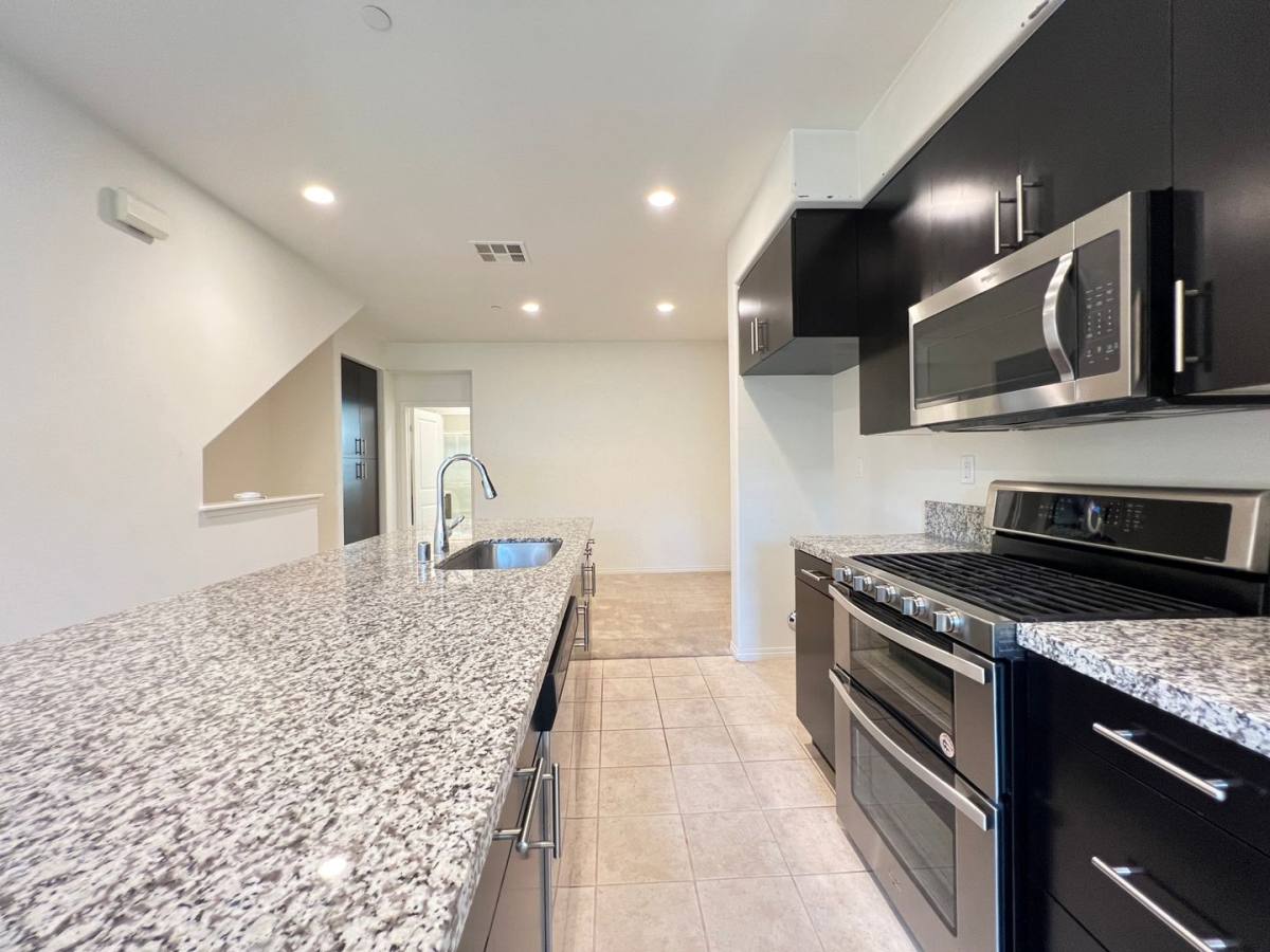 Townhouse for rent at 938 E Weaver Lane, Anaheim, CA 92802