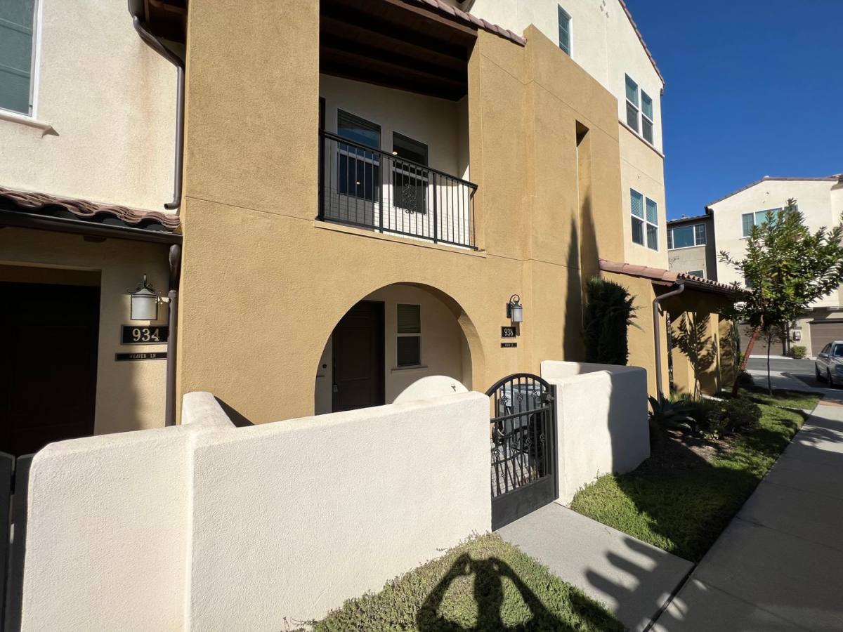 Townhouse for rent at 938 E Weaver Lane, Anaheim, CA 92802