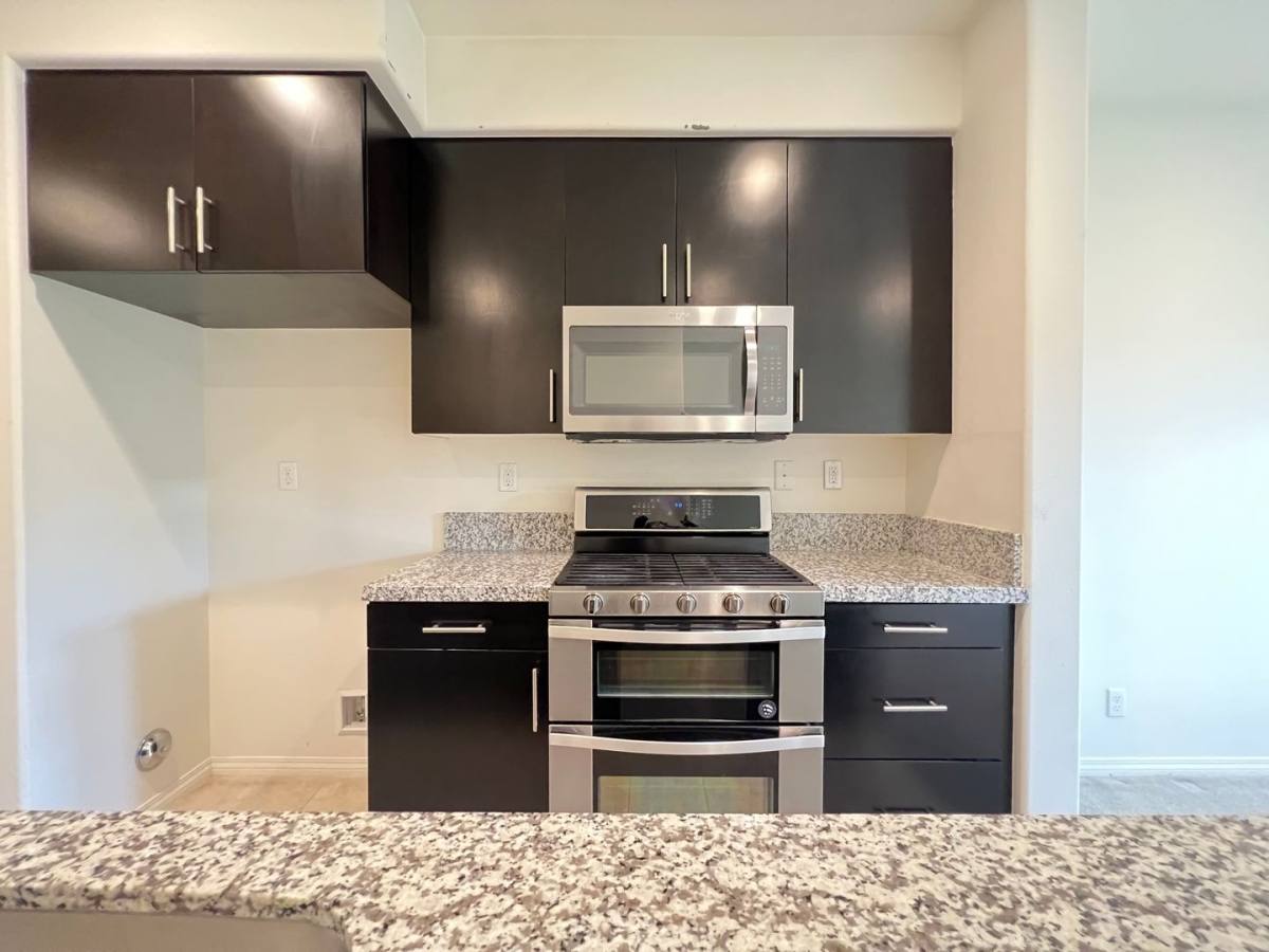 Townhouse for rent at 938 E Weaver Lane, Anaheim, CA 92802