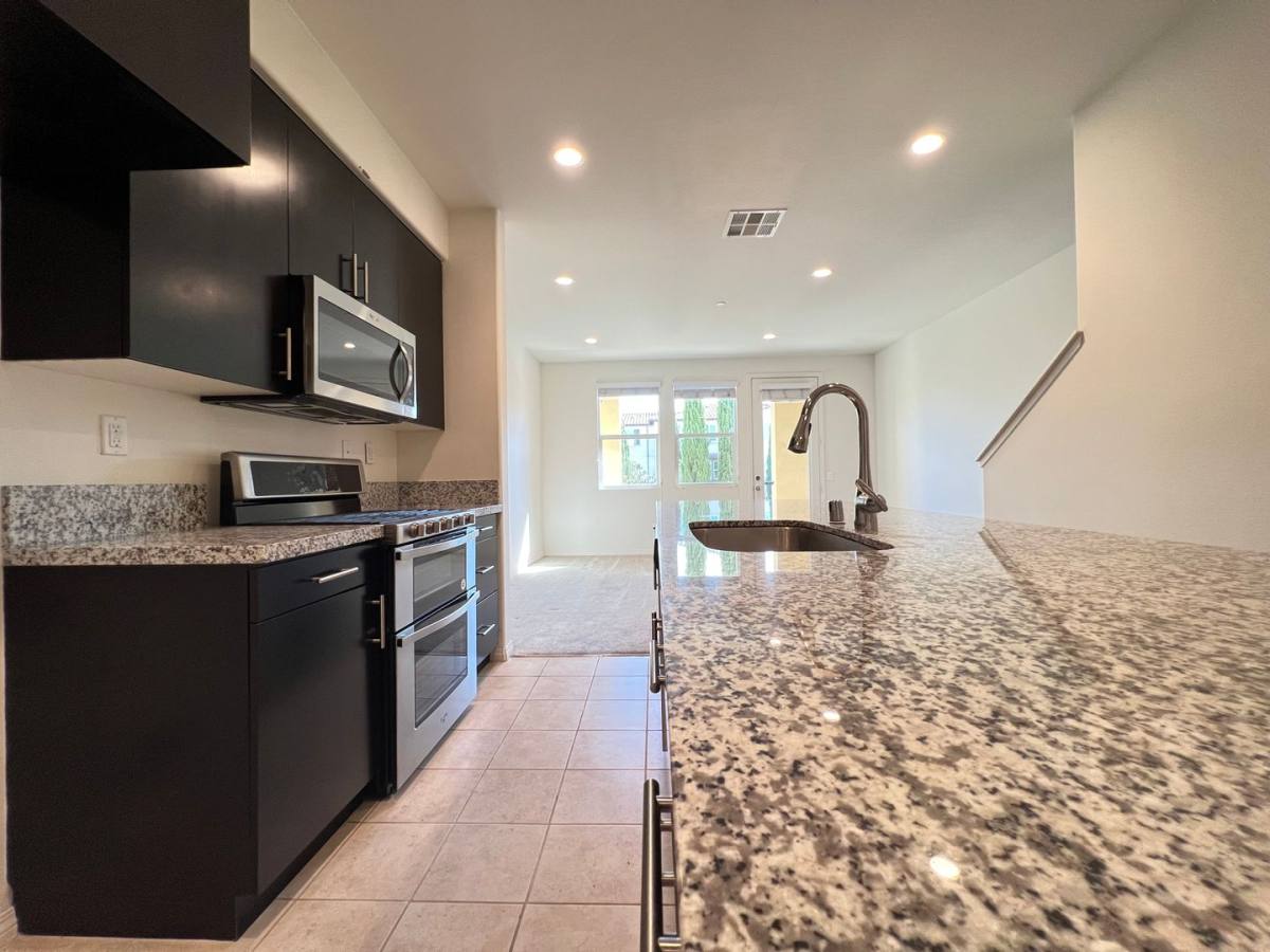 Townhouse for rent at 938 E Weaver Lane, Anaheim, CA 92802