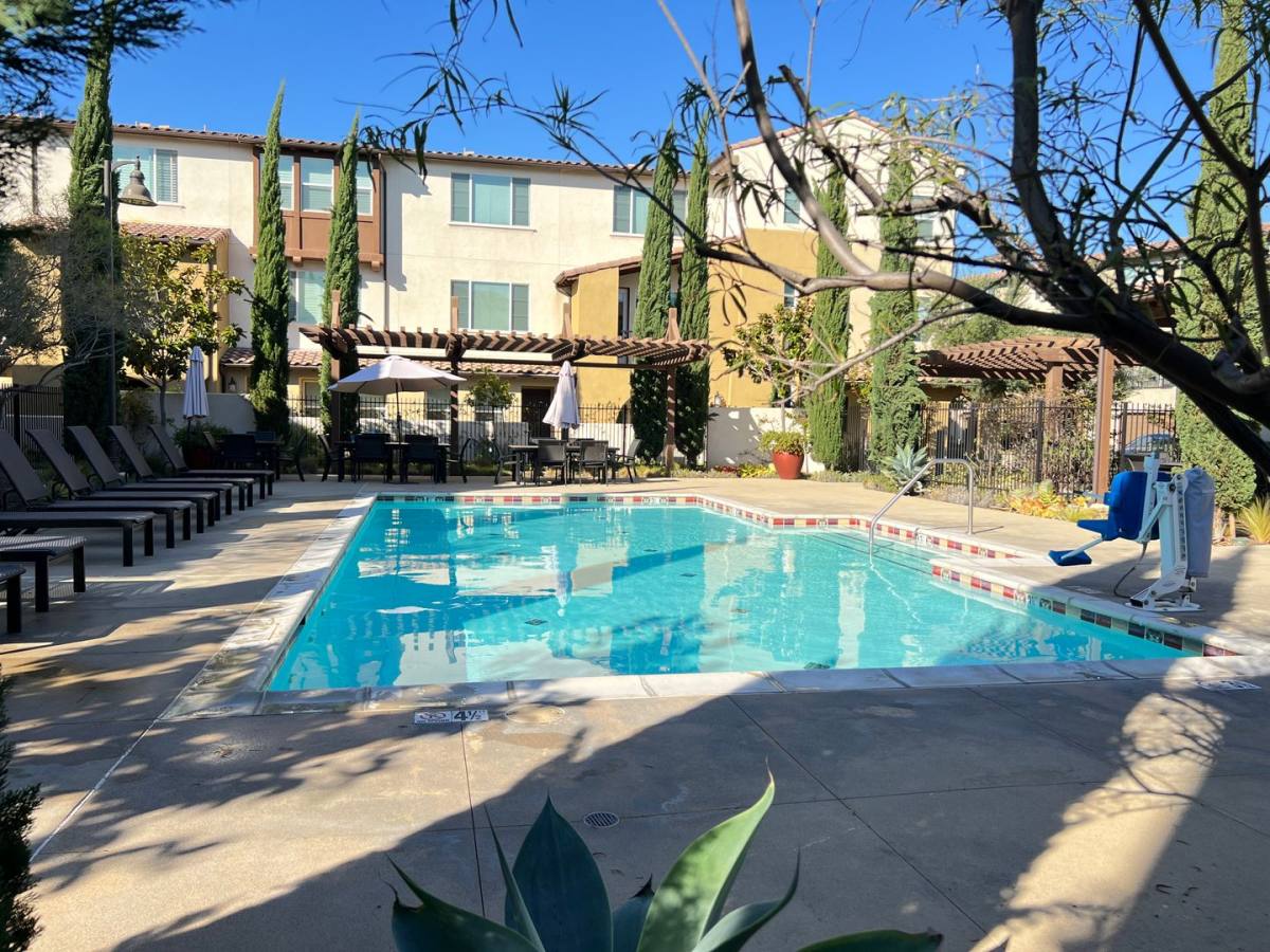 Townhouse for rent at 938 E Weaver Lane, Anaheim, CA 92802