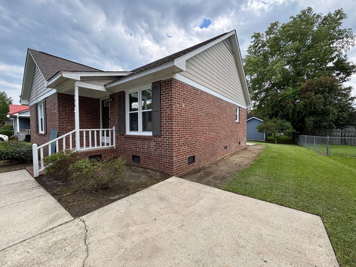 House for rent at 1406 E 11th St, Lumberton, NC 28358