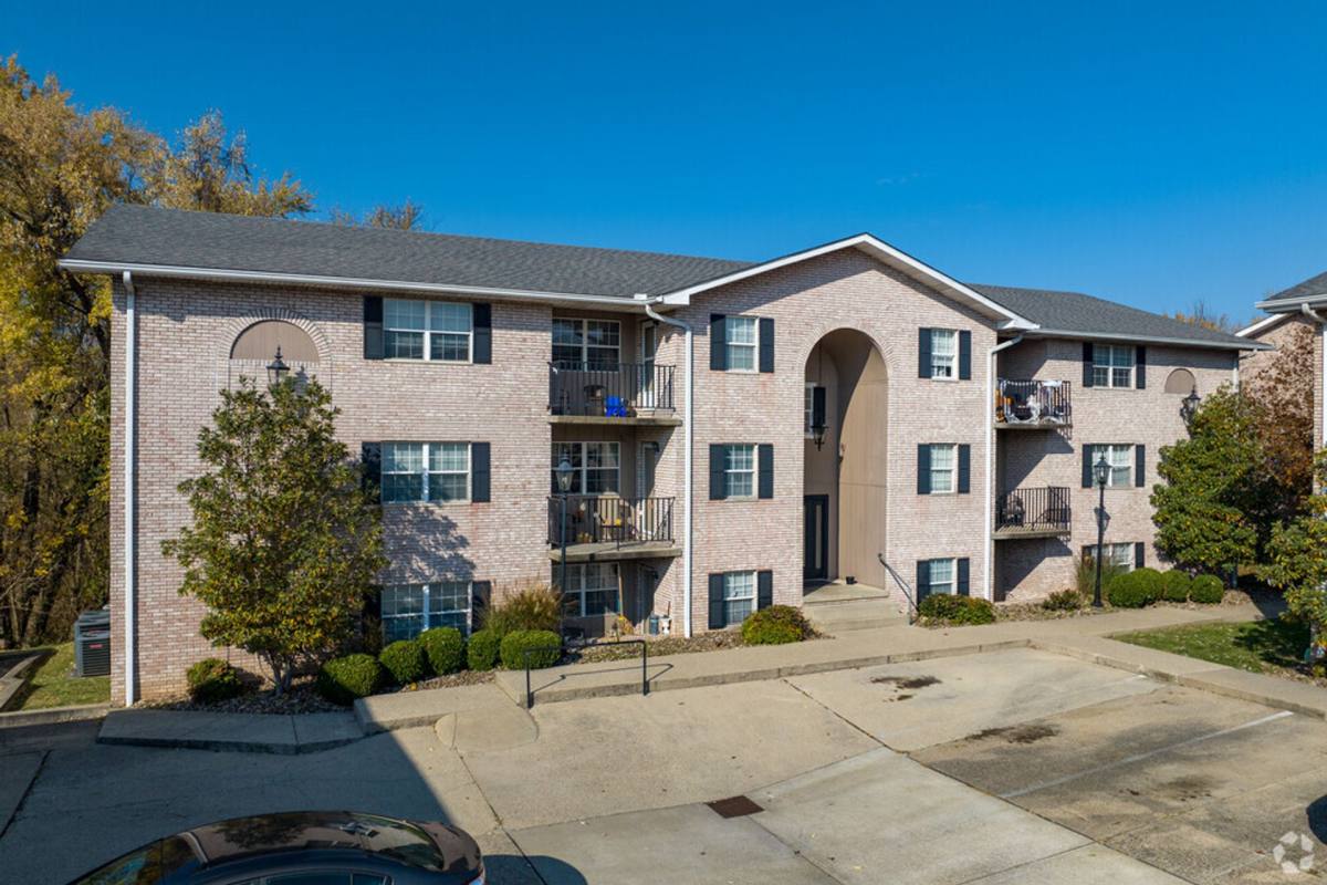 Apartment for rent at 2956 Auburn Rd, Huntington, WV 25704