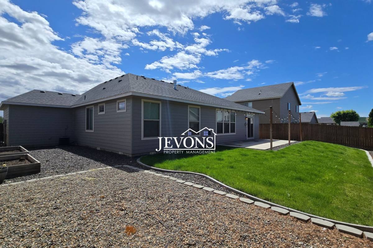House for rent at 106 Golding St, Moxee, WA 98936