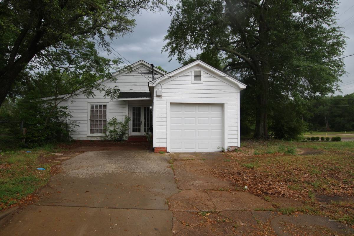 House for rent at 2104 Old Sunnybrook Dr, Tyler, TX 75701