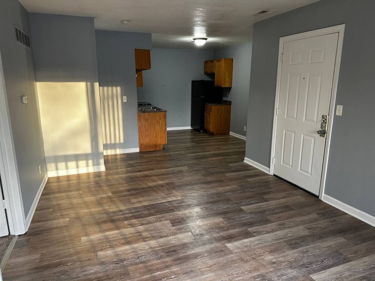 Apartment for rent at 1005 39th St, Bettendorf, IA 52722