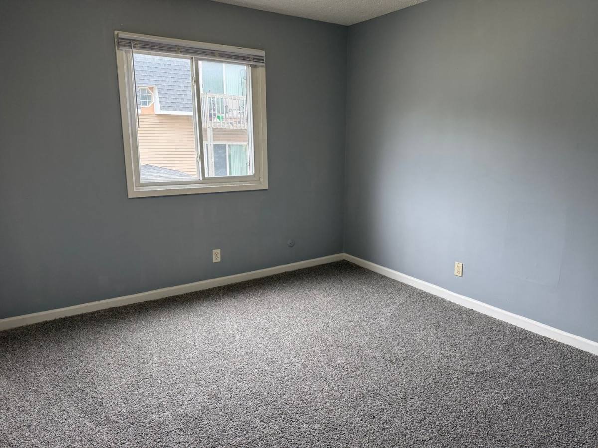 Apartment for rent at 1005 39th St, Bettendorf, IA 52722