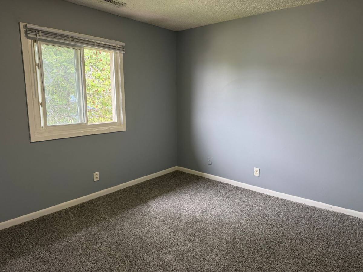 Apartment for rent at 1005 39th St, Bettendorf, IA 52722