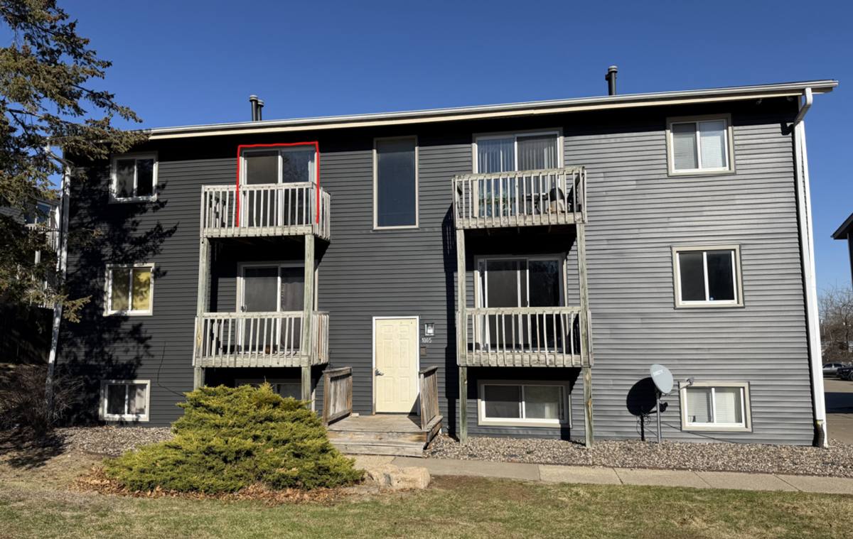 Apartment for rent at 1005 39th St, Bettendorf, IA 52722
