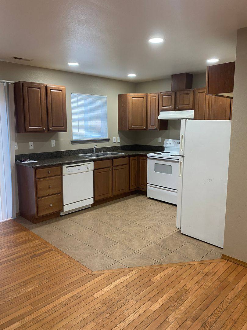Apartment for rent at 1626 & 1628 W Lee St, Moses Lake, WA 98837