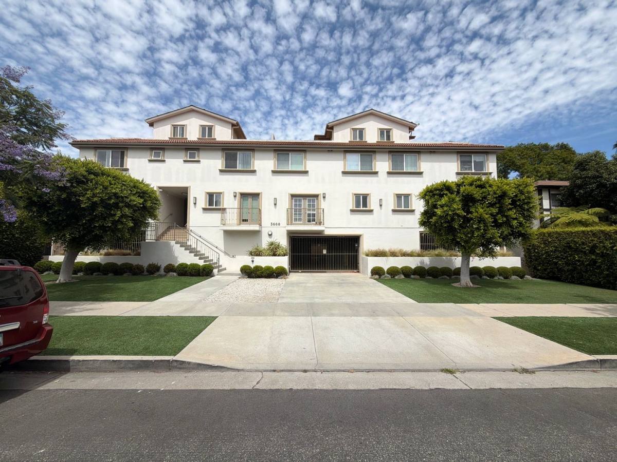 Townhouse for rent at 3668 Mentone Ave, Los Angeles, CA 90034